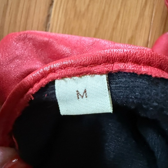 Women’s medium Red 100% leather gloves with 100% polyester lining. Worn once - Picture 2 of 7